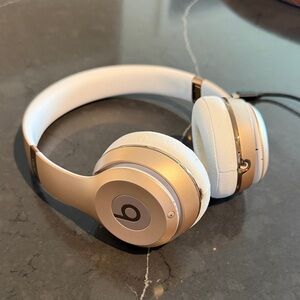 Beats Solo Wireless Headphones in Rosegold